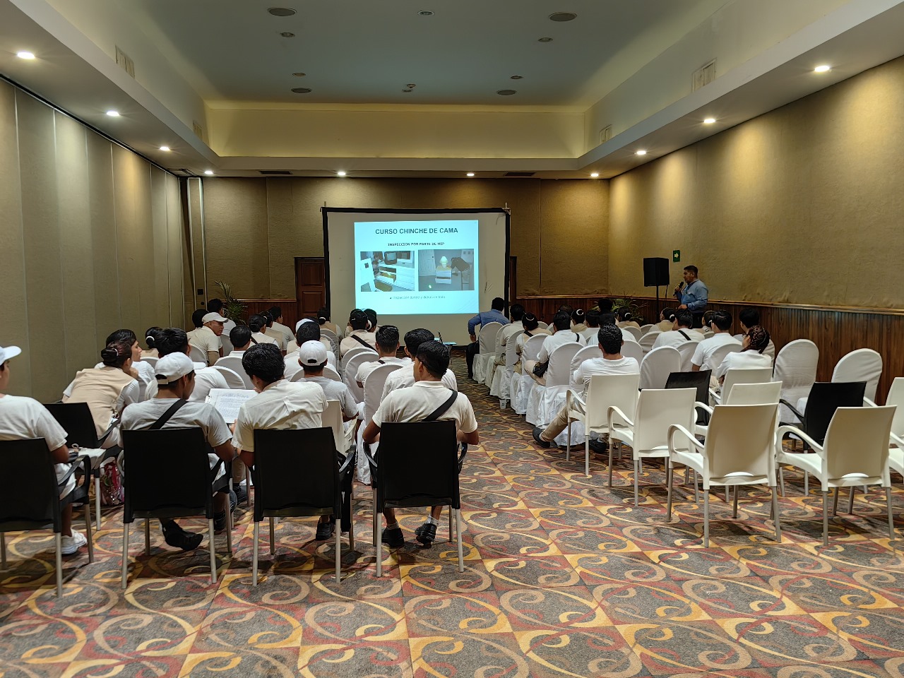 Equipo de MIP-D recibiendo capacitación